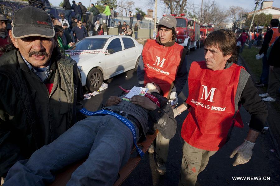 Rescuers transfer injured passengers at the scene of a commuter train crash in Castelar, some 30 kms west of Buenos Aires, capital of Argentina, on June 13, 2013. At least three people died and 135 others injured, including five in critical conditions, on Thursday in a train collision about 30 km west of the Argentine capital, local media reported. (Xinhua/TELAM) 