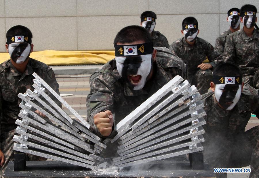 South Korean soldiers take part in an anti-terror exercise in Incheon, South Korea, June 13, 2013. South Korean military, police and government missions participated in the anti-terror exercise, part of the 4th Asian Indoor&Martial Arts Games Incheon. (Xinhua/Park Jin-hee)