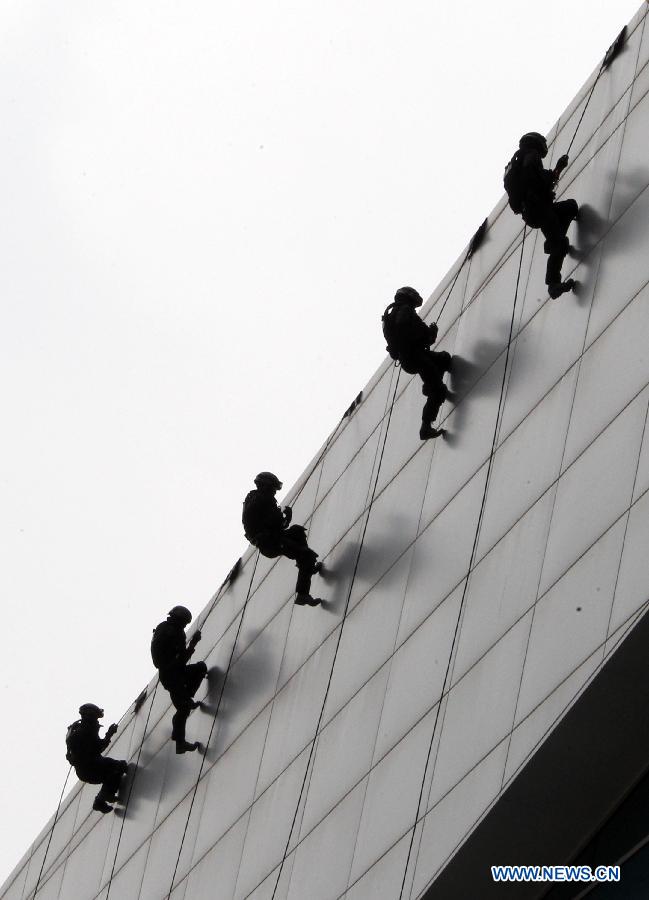 South Korean policemen take part in an anti-terror exercise in Incheon, South Korea, June 13, 2013. South Korean military, police and government missions participated in the anti-terror exercise, part of the 4th Asian Indoor&Martial Arts Games Incheon. (Xinhua/Park Jin-hee)