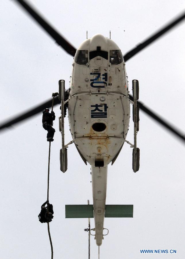 South Korean policemen take part in an anti-terror exercise in Incheon, South Korea, June 13, 2013. South Korean military, police and government missions participated in the anti-terror exercise, part of the 4th Asian Indoor&Martial Arts Games Incheon. (Xinhua/Park Jin-hee)