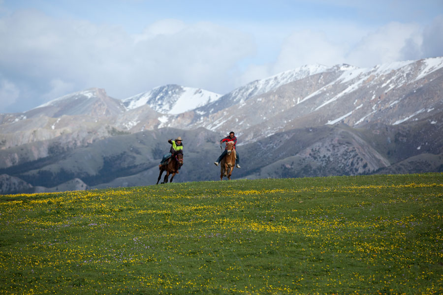 At the foot of the snow-capped mountain and on the grasslands, riding horses is a way for visitors to get involved directly with nature. (Photo/Guo Chunyan)