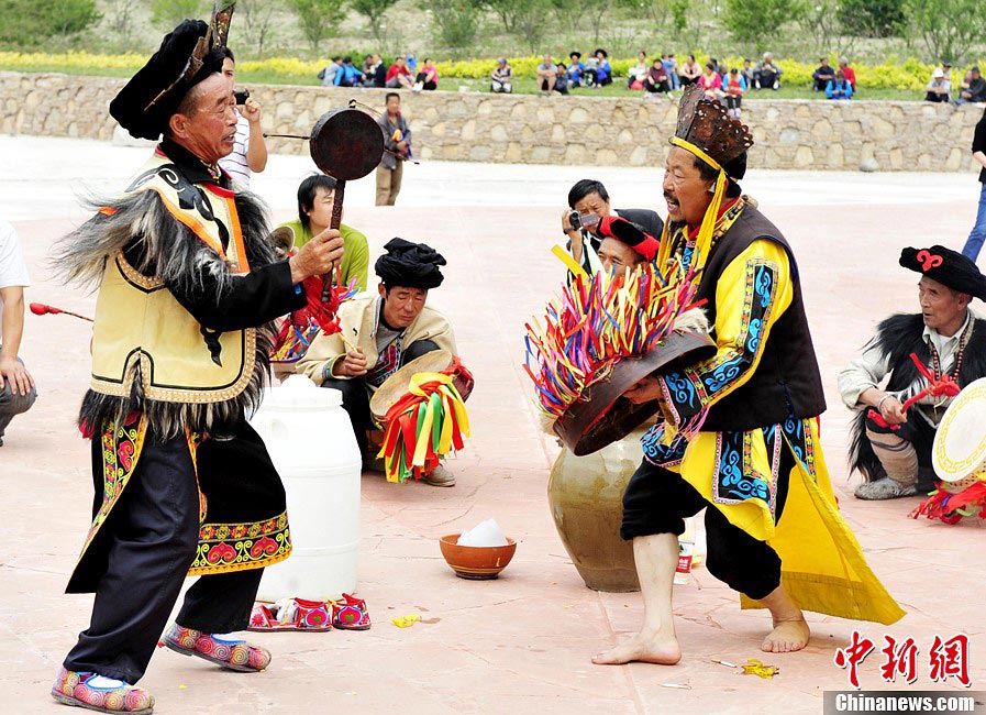 People in Mao County of Sichuan Province held a Heaven Worshiping Ceremony during the Warezu Festival to pray for harvest. According to the categories of Shibi, the Shibi Classic can be divided into three columns: the upper column, the middle column and the bottom column. The upper column is about stories of gods, the middle column is about stories of people, and the bottom column is about stories of ghosts. The Qiang nationality worships and believes in many gods. Every ceremony starts with the God. Verses chanted during the Heaven Worshiping Ceremony are parts of the upper column verses, which are mainly about building a ladder and welcome gods, praising gods, praying for wealthy and healthy life, good weather and harvest. June 13，2013 (CNS/An'yuan)