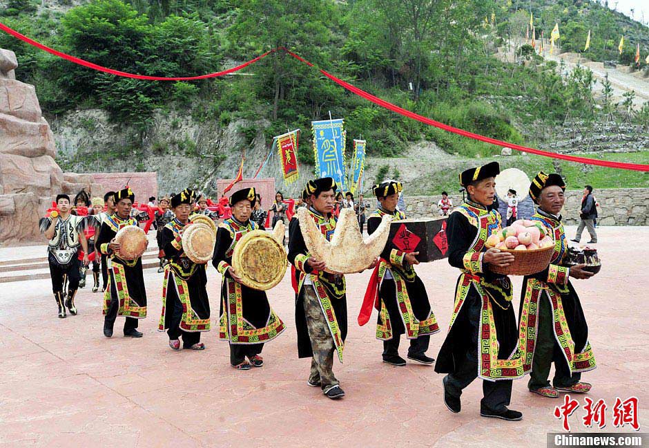 People in Mao County of Sichuan Province held a Heaven Worshiping Ceremony during the Warezu Festival to pray for harvest. According to the categories of Shibi, the Shibi Classic can be divided into three columns: the upper column, the middle column and the bottom column. The upper column is about stories of gods, the middle column is about stories of people, and the bottom column is about stories of ghosts. The Qiang nationality worships and believes in many gods. Every ceremony starts with the God. Verses chanted during the Heaven Worshiping Ceremony are parts of the upper column verses, which are mainly about building a ladder and welcome gods, praising gods, praying for wealthy and healthy life, good weather and harvest. June 13，2013 (CNS/An'yuan)