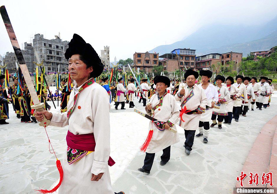 People in Mao County of Sichuan Province held a Heaven Worshiping Ceremony during the Warezu Festival to pray for harvest. According to the categories of Shibi, the Shibi Classic can be divided into three columns: the upper column, the middle column and the bottom column. The upper column is about stories of gods, the middle column is about stories of people, and the bottom column is about stories of ghosts. The Qiang nationality worships and believes in many gods. Every ceremony starts with the God. Verses chanted during the Heaven Worshiping Ceremony are parts of the upper column verses, which are mainly about building a ladder and welcome gods, praising gods, praying for wealthy and healthy life, good weather and harvest. June 13，2013 (CNS/An'yuan)