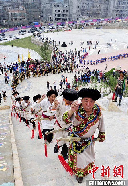 People in Mao County of Sichuan Province held a Heaven Worshiping Ceremony during the Warezu Festival to pray for harvest. According to the categories of Shibi, the Shibi Classic can be divided into three columns: the upper column, the middle column and the bottom column. The upper column is about stories of gods, the middle column is about stories of people, and the bottom column is about stories of ghosts. The Qiang nationality worships and believes in many gods. Every ceremony starts with the God. Verses chanted during the Heaven Worshiping Ceremony are parts of the upper column verses, which are mainly about building a ladder and welcome gods, praising gods, praying for wealthy and healthy life, good weather and harvest. June 13，2013 (CNS/An'yuan)