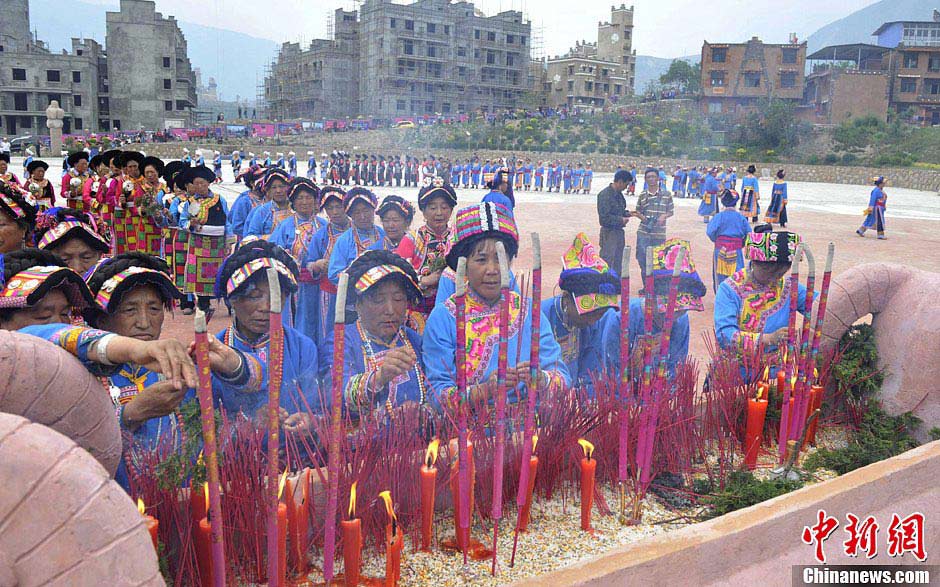 People in Mao County of Sichuan Province held a Heaven Worshiping Ceremony during the Warezu Festival to pray for harvest. According to the categories of Shibi, the Shibi Classic can be divided into three columns: the upper column, the middle column and the bottom column. The upper column is about stories of gods, the middle column is about stories of people, and the bottom column is about stories of ghosts. The Qiang nationality worships and believes in many gods. Every ceremony starts with the God. Verses chanted during the Heaven Worshiping Ceremony are parts of the upper column verses, which are mainly about building a ladder and welcome gods, praising gods, praying for wealthy and healthy life, good weather and harvest. June 13，2013 (CNS/An'yuan)