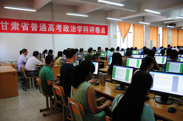 Teachers score test papers online at Northwest Normal University, in Gansu province, June 13, 2013. Online assessment of the 2013 national college entrance examination, which took place on June 7, is underway at Gansu province's three universities. The scoring started on June 10 and will continue until June 22. More than 2,000 graders are reviewing exams by 283,424 candidates in Gansu province. [Photo/Xinhua]