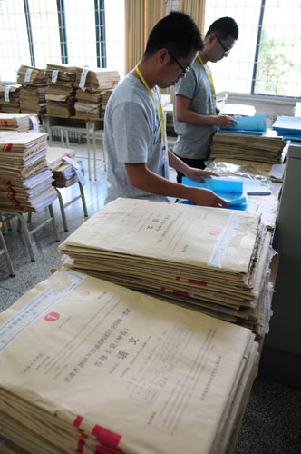 Exam papers are collated at Northwest Normal University, Northwest China's Gansu province, June 13, 2013. [Photo/Xinhua]