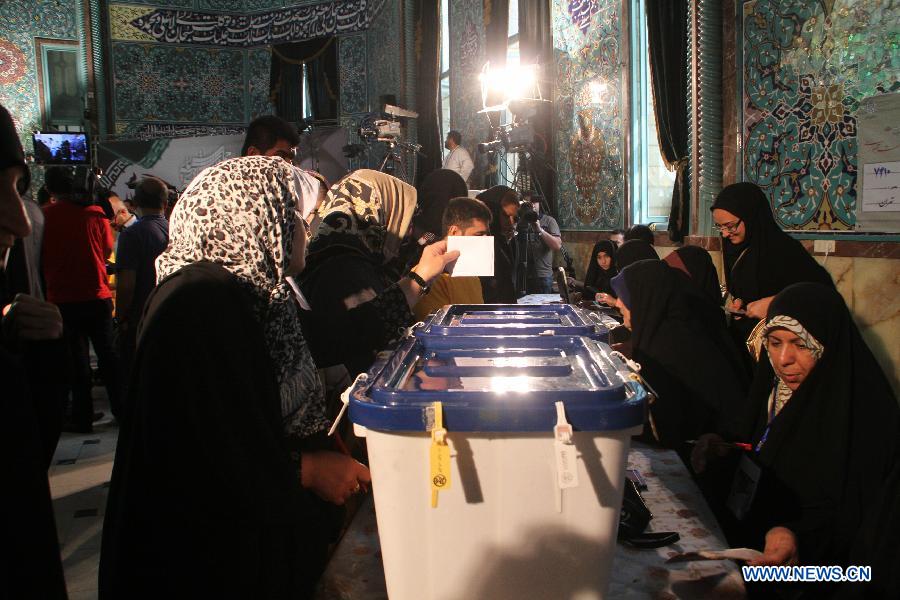 A woman casts her ballot at a polling station in Tehran, Iran, June 14, 2013. Iran's Supreme Leader Ayatollah Ali Khamenei cast his vote in the country's presidential election early Friday morning and opened the poll. (Xinhua/He Guanghai) 