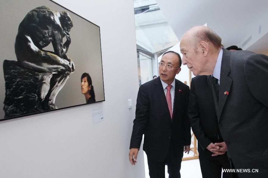 Former French president Valery Giscard d'Estaing (R) visits a photo exhibition on China-France relationship at Xinhua Gallery in Paris, France, June 13, 2013. The photo exhibition opened here on Thursday, to mark the 50th anniversary of the establishment of diplomatic relations between China and France in 2014. (Xinhua/Gao Jing) 