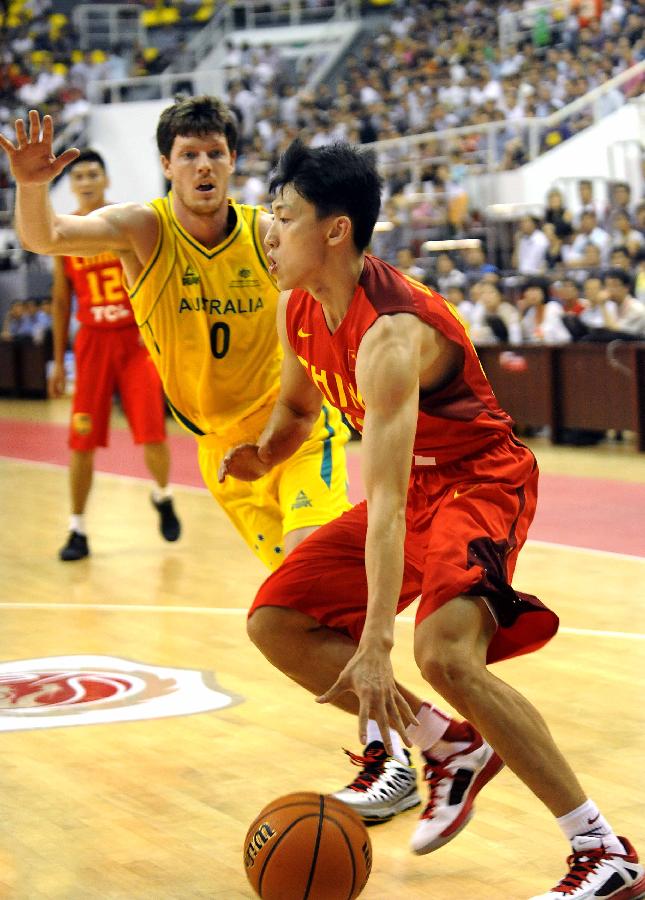 China's Han Shuo (R) runs with the ball during the 2013 Sino-Australian Men's International Basketball Challenge in Yongcheng, central China's Henan Provice, June 14, 2013. China won the match 88-81. (Xinhua/Wang Song)