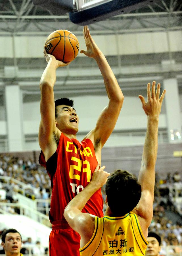China's Li Muhao (Top) shoots during the 2013 Sino-Australian Men's International Basketball Challenge in Yongcheng, central China's Henan Provice, June 14, 2013. China won the match 88-81. (Xinhua/Wang Song)