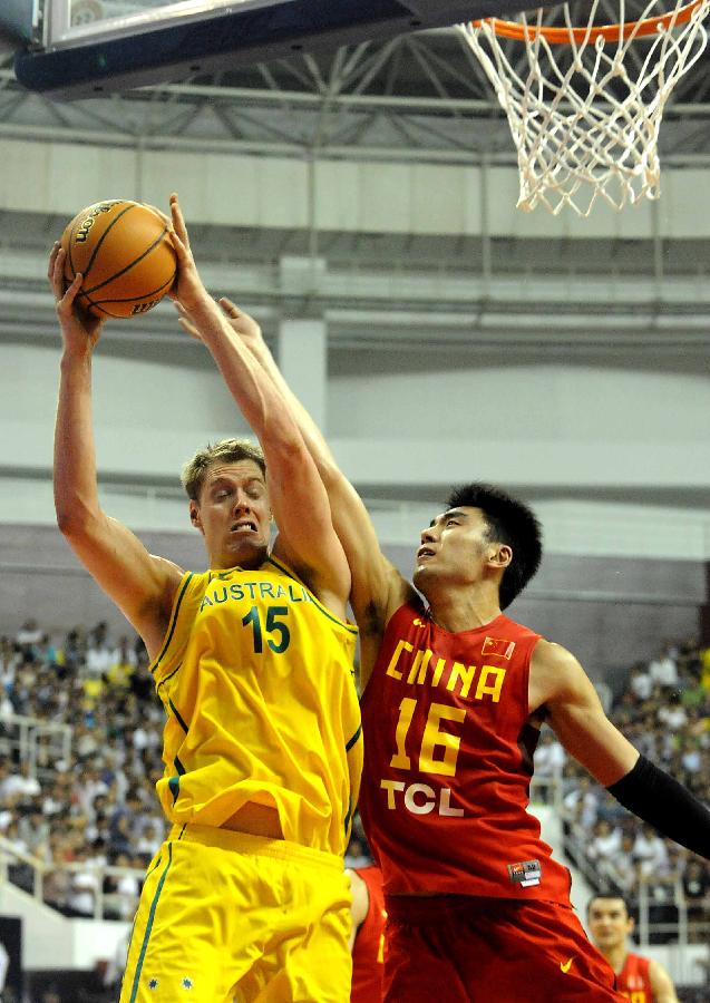China's Li Xiaoxu (R) vies with Australia's Luke Nevill during the 2013 Sino-Australian Men's International Basketball Challenge in Yongcheng, central China's Henan Provice, June 14, 2013. China won the match 88-81. (Xinhua/Wang Song)