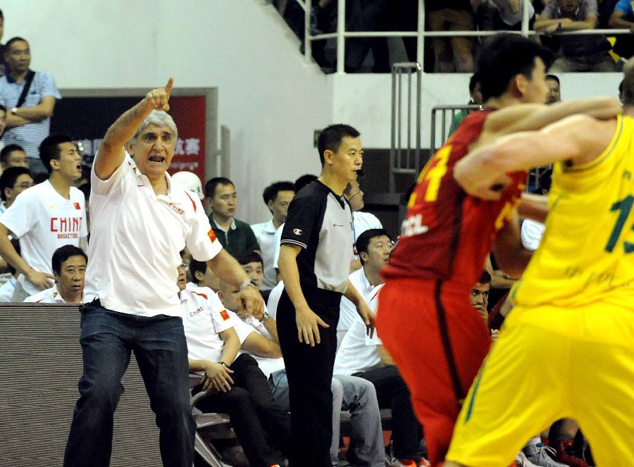 China's head coach Panagiotis Giannakis (L) gestures during the 2013 Sino-Australian Men's International Basketball Challenge in Yongcheng, central China's Henan Provice, June 14, 2013. China won the match 88-81. (Xinhua/Wang Song)