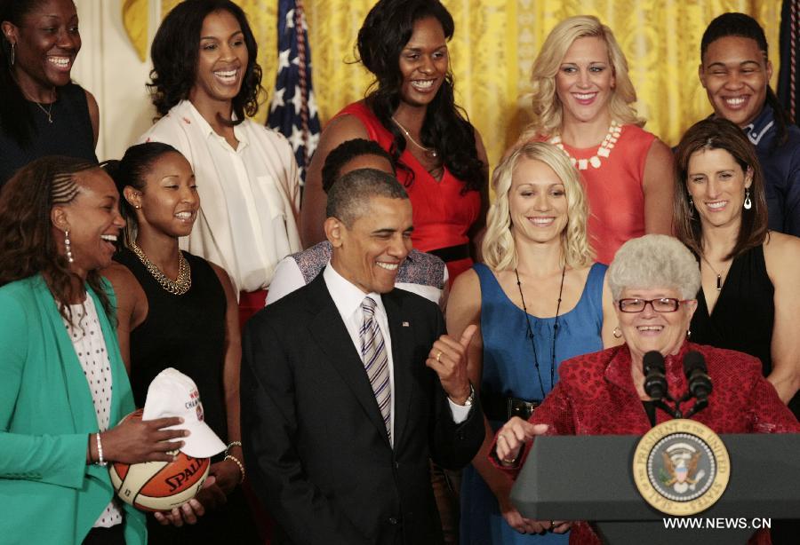 U.S. President Barack Obama (front C) thumbs up while Indiana Fever coach Lin Dunn (front R) speaches during the welcome ceremony of WNBA champion Indiana Fever at the White House in Washington D.C. on June 14, 2013. (Xinhua/Fang Zhe)