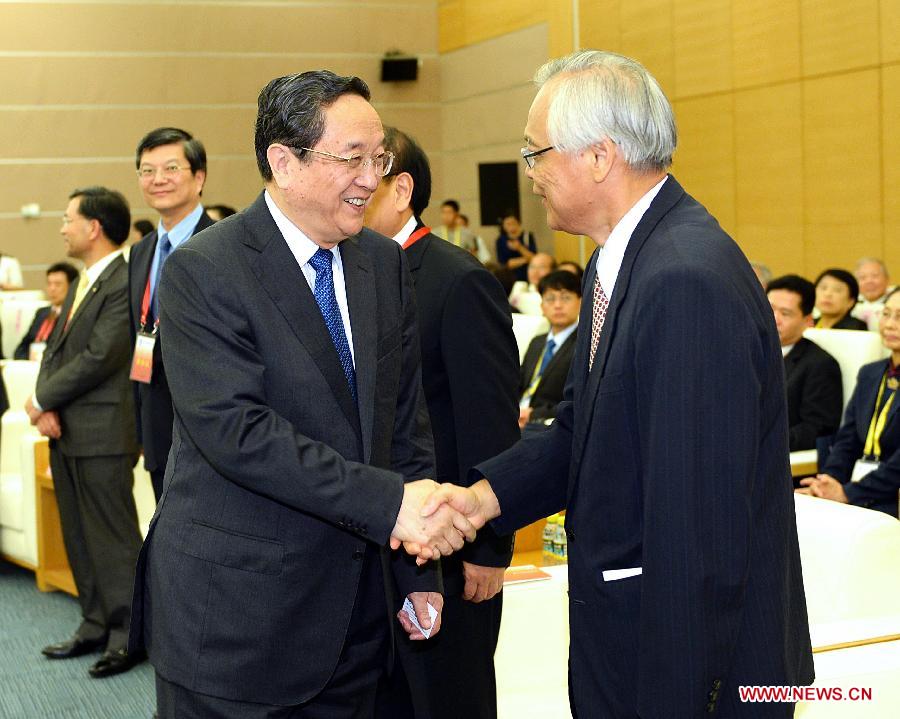 Yu Zhengsheng (L front), a member of the Standing Committee of the Political Bureau of the Communist Party of China (CPC) Central Committee and chairman of the National Committee of the Chinese People's Political Consultative Conference, meets with personages from both the mainland and Taiwan at the 5th Straits Forum in Xiamen, southeast China's Fujian Province, June 15, 2013. (Xinhua/Li Tao) 