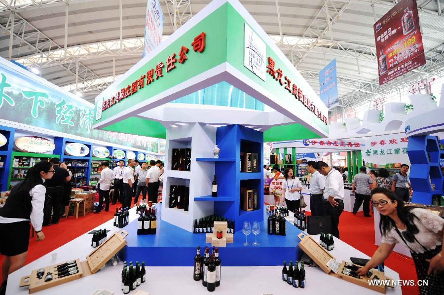Visitors view wines at the 24th China Harbin International Economic and Trade Fair in Harbin, capital of northeast China's Heilongjiang Province, June 15, 2013. A total of 9,335 exhibitors from 75 countries and regions took part in the fair. (Xinhua/Wang Jianwei)