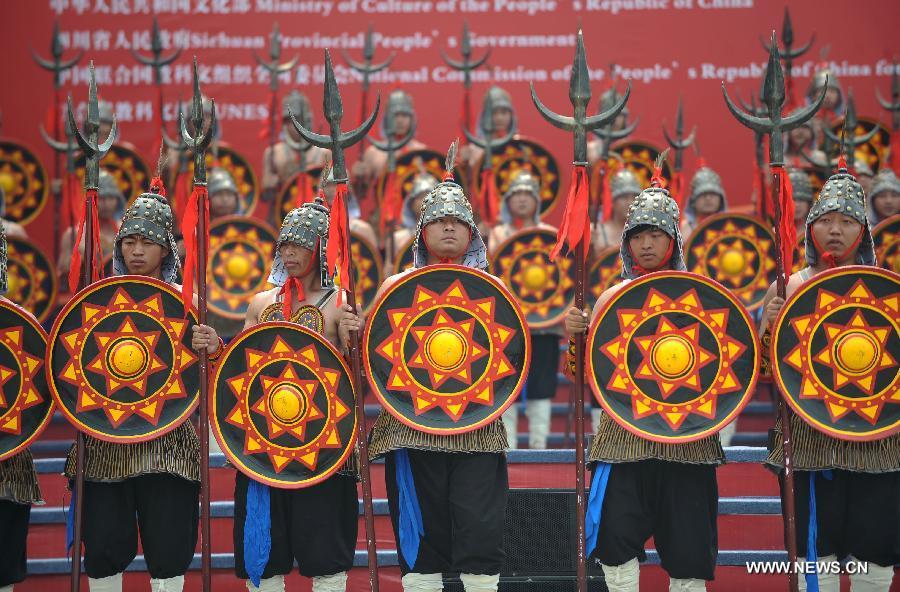 Actors give dance performances in style of the Yi ethnic group at the opening ceremony of the 4th International Festival of Intangible Cultural Heritage in Chengdu, capital of southwest China's Sichuan Province, June 15, 2013. The nine-day festival kicked off here on Saturday. (Xinhua/Xue Yubin)