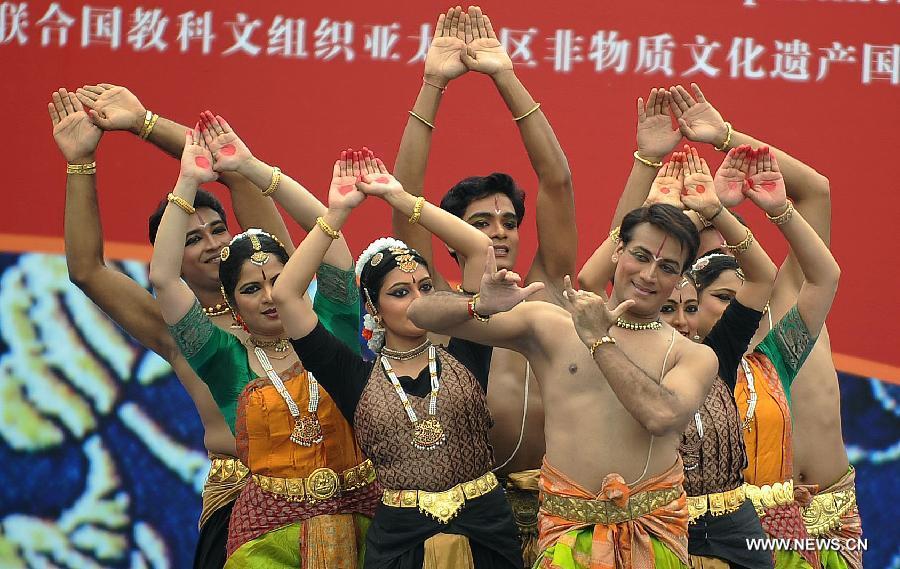 Actors give dance performances in the Indian style at the opening ceremony of the 4th International Festival of Intangible Cultural Heritage in Chengdu, capital of southwest China's Sichuan Province, June 15, 2013. The nine-day festival kicked off here on Saturday. (Xinhua/Xue Yubin) 