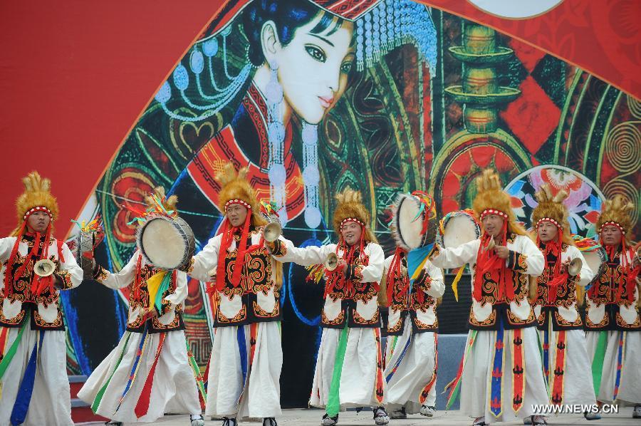 Actors give performances featuring intangible cultural heritage at the opening ceremony of the 4th International Festival of Intangible Cultural Heritage in Chengdu, capital of southwest China's Sichuan Province, June 15, 2013. The nine-day festival kicked off here on Saturday. (Xinhua/Xue Yubin)  