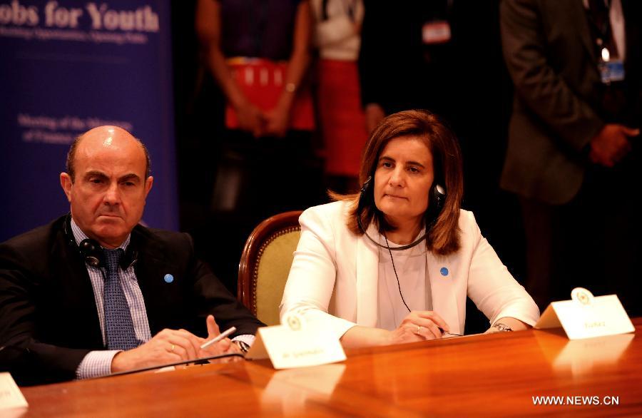 Spanish Finance Minister Luis De Guindos Jurado(L) and Spanish Employment and Social Security Minister Maria Fatima Banez Garcia attend the press conference in Rome, Italy, June 14, 2013. A rapid improvement in the labor market to return Europe's stumbling economy to growth was at the center of a summit on jobs held in Rome on Friday by economic and labor ministers from Italy, France, Germany and Spain. (xinhua/Xu Nizhi) 