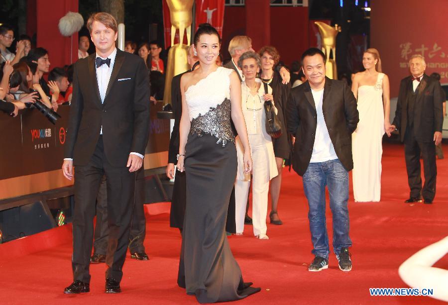 Jury members of the Golden Goblet Award arrive on the red carpet for the opening ceremony of the 16th Shanghai International Film Festival in Shanghai, east China, June 15, 2013. (Xinhua/Pei Xin)