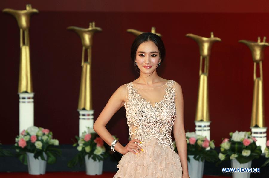 Actress Yang Mi poses on the red carpet for the opening ceremony of the 16th Shanghai International Film Festival in Shanghai, east China, June 15, 2013. (Xinhua/Ding Ding) 