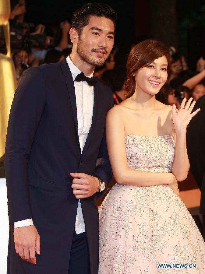 Actress Kim Ha Neul and actor Godfrey Gao pose on the red carpet for the opening ceremony of the 16th Shanghai International Film Festival in Shanghai, east China, June 15, 2013. (Xinhua/Pei Xin) 