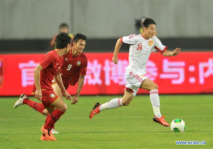 China's Wu Lei (R) controls the ball during the friendly soccer match against Thailand in Hefei, east China's Anhui Province, June 15, 2013. Thailand won 5-1. (Xinhua/Guo Chen) 