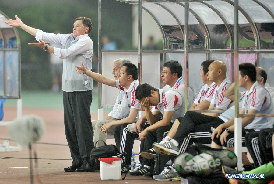 China's head coach Jose Antonio Camacho (1st, L) gestures during the friendly soccer match against Thailand in Hefei, east China's Anhui Province, June 15, 2013. Thailand won 5-1. (Xinhua/Guo Chen) 
