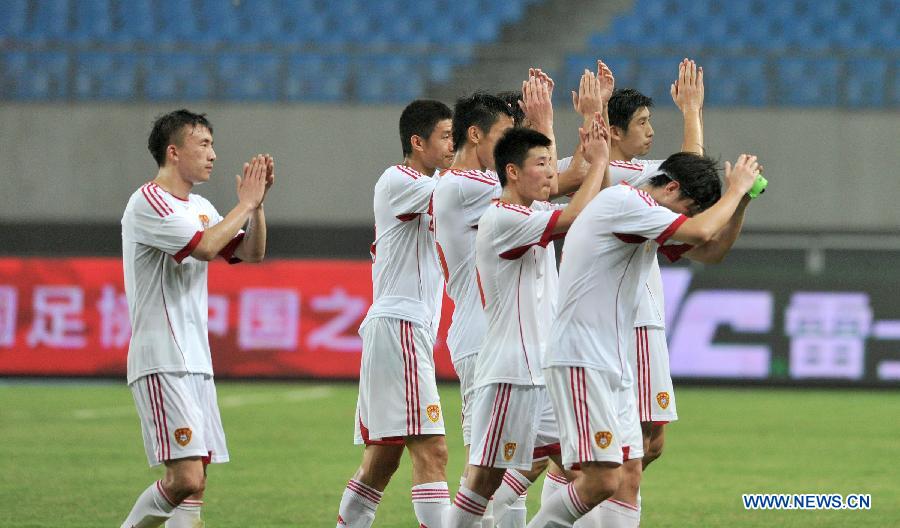 China's players greet the audience after their friendly soccer match against Thailand in Hefei, east China's Anhui Province, June 15, 2013. Thailand won 5-1. (Xinhua/Guo Chen) 