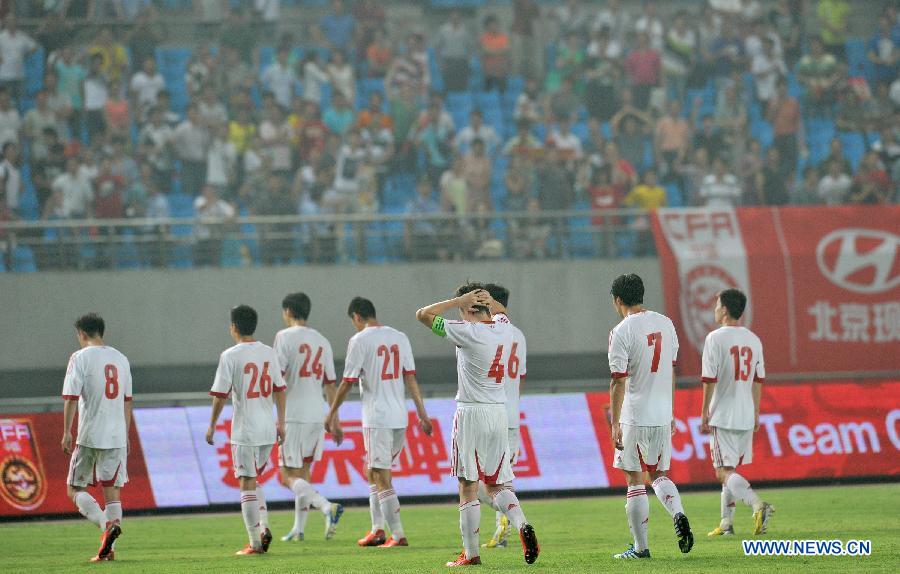 China's players leave the pitch after their friendly soccer match against Thailand in Hefei, east China's Anhui Province, June 15, 2013. Thailand won 5-1. (Xinhua/Guo Chen) 
