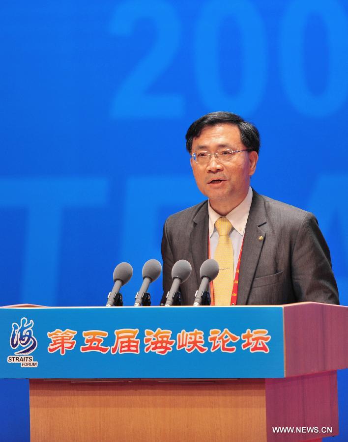 Tsai Ping-kun, vice mayor of Taichung City of southwest China's Taiwan, addresses the conference of the Fifth Straits Forum in Xiamen of southeast China's Fujian Province, June 16, 2013. (Xinhua/Wei Peiquan) 