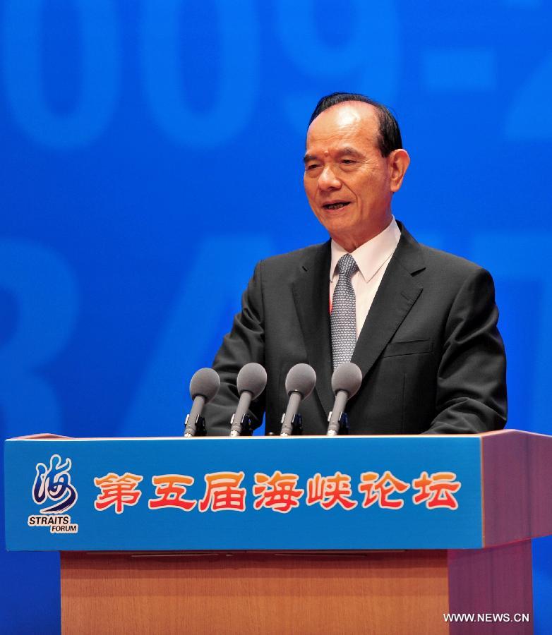 Lin Fong-cheng, vice chairman of the Kuomintang (KMT) Party, addresses the conference of the Fifth Straits Forum in Xiamen of southeast China's Fujian Province, June 16, 2013. (Xinhua/Wei Peiquan)  