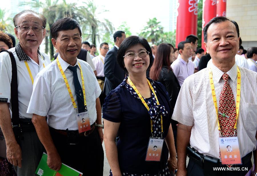 Guests from Taiwan to the 5th Straits Forum are seen prior to the conference of the Forum in Xiamen of southeast China's Fujian Province, June 16, 2013. The 5th Straits Forum was held here on June 16, some 10,000 people from 22 counties and cities of southeast China's Taiwan participated in the forum. (Xinhua/Zhang Guojun) 