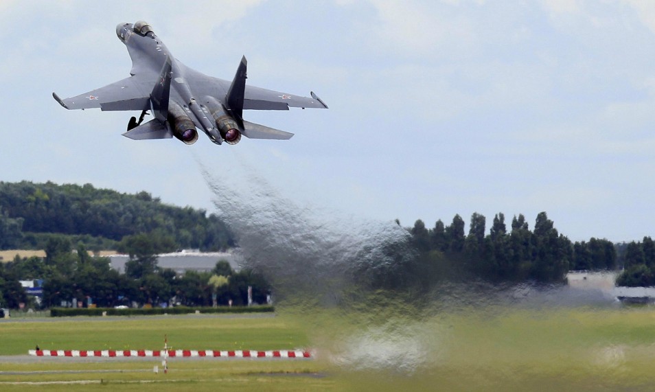A Sukhoi Su-35 fighter takes off during a flying display, two days before the Paris Air Show, at the Le Bourget airport near Paris, June 15, 2013. (Photo Source: chinadaily.com.cn)