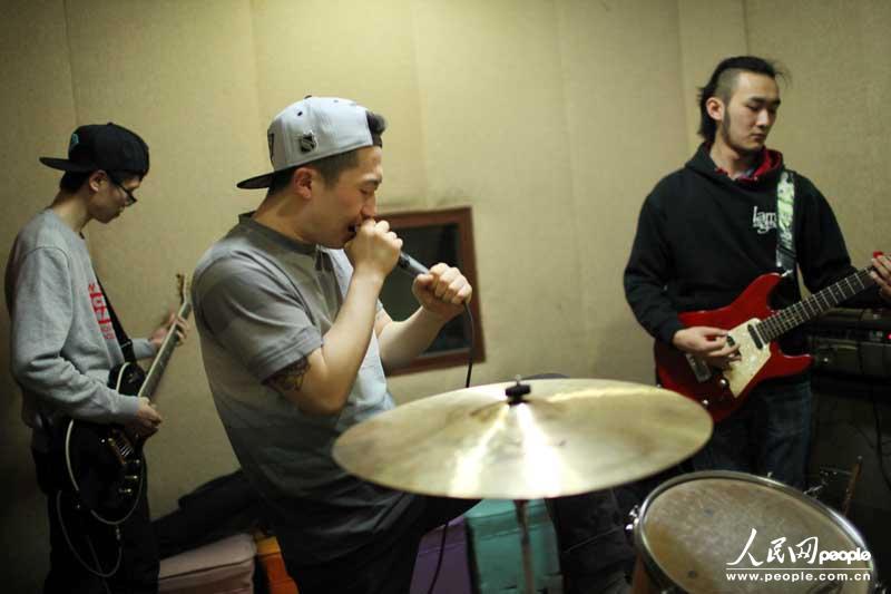 Ren Yingjing and band members rehearse in the room.  (People’s Daily Online/ Sun Bowen)