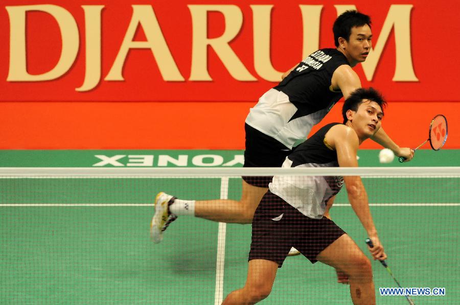 Mohammad Ahsan (front) and Hendra Setiawan of Indonesia compete during the men's doubles finals match against Ko Sung Hyun and Lee Yong Dae of South Korea at the Djarum Indonesia Open 2013 in Jakarta, Indonesia, June 16, 2013. Mohammad Ahsan and Hendra Setiawan won 2-0. (Xinhua/Veri Sanovri)