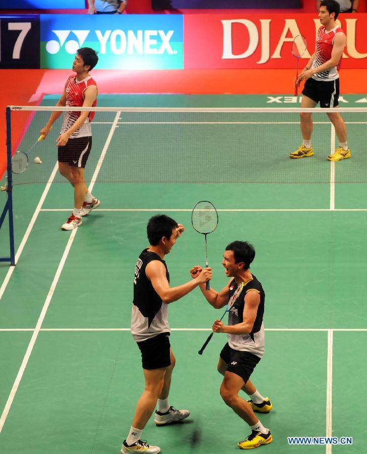 Mohammad Ahsan (R, front) and Hendra Setiawan (L, front) of Indonesia celebrate after winning the men's doubles finals match against Ko Sung Hyun and Lee Yong Dae of South Korea at the Djarum Indonesia Open 2013 in Jakarta, Indonesia, June 16, 2013. Mohammad Ahsan and Hendra Setiawan won 2-0. (Xinhua/Veri Sanovri)