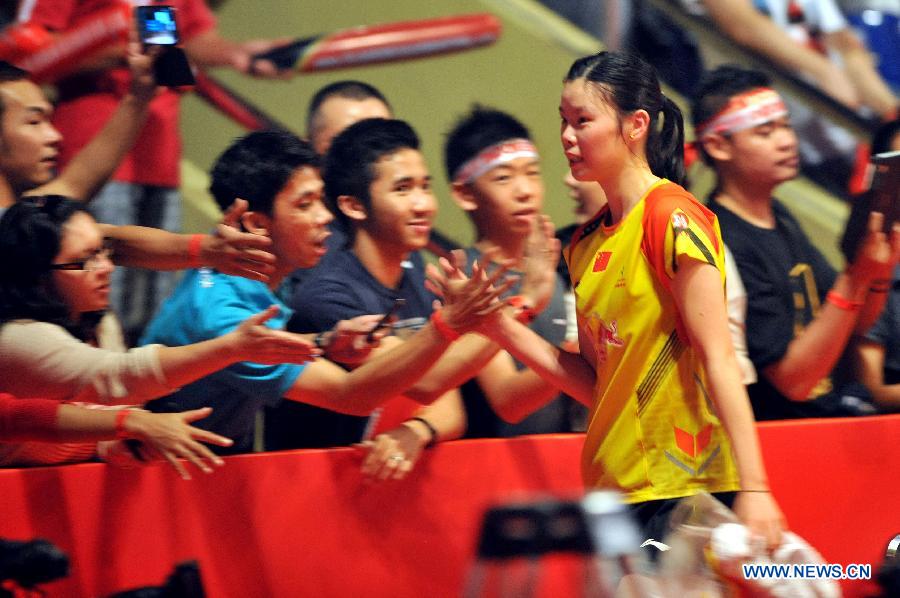 Li Xuerui of China greets the Indonesian fans after winning the women's singles final match against Juliane Schenk of Germany at the Djarum Indonesia Open 2013 in Jakarta, Indonesia, June 16, 2013. Li Xuerui won 2-1. (Xinhua/Agung Kuncahya B)