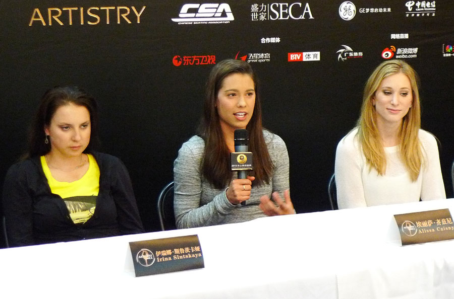 Alissa Czisny, an American figure skater (center), speaks to the media in Beijing on Saturday, June 15, 2013, before her performance to "Moon River" played by Ukrainian composer and violinist Edvin Marton at the 2013 "Artistry on Ice" show. (Photo:/CRIENGLISH.com)