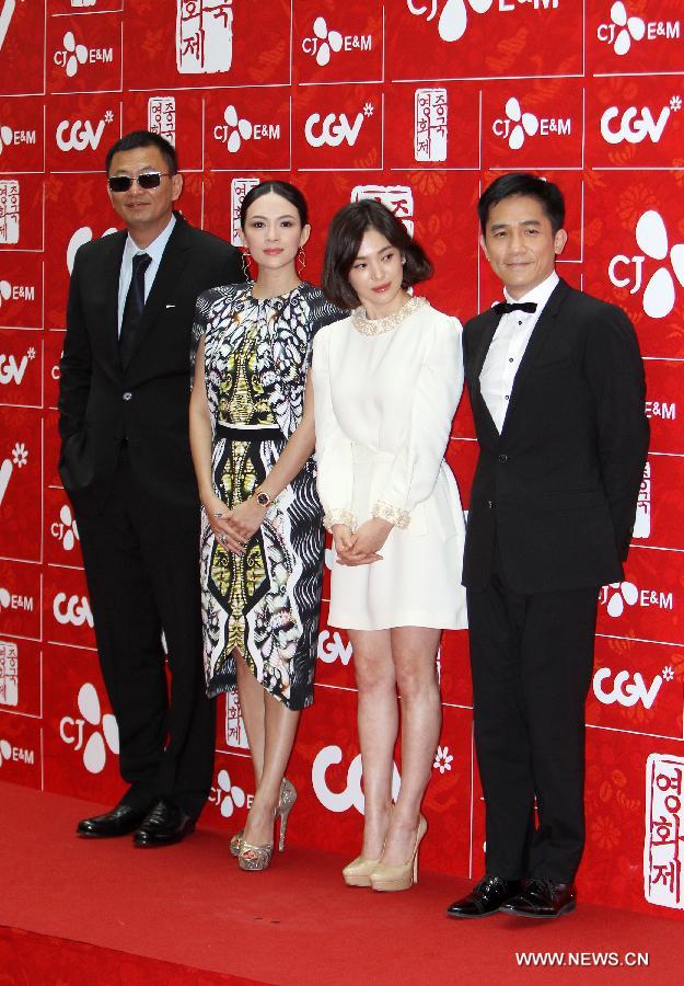 (From L to R) Director Wong Kar-wai, actress Zhang Ziyi, actress Song Hye-kyo and actor Tony Leung pose for photos upon their arrival on the red carpet event for 2013 Chinese Film Festival in Seoul, South Korea, June 16, 2013. The 5-day film festival opened in Seoul on Sunday to boost bilateral movie and culture cooperation. Their movie "The Grandmaster" has been selected as the opening film at the festival. (Xinhua/Park Jin-hee) 
