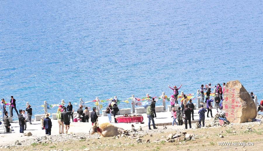 Photo taken on June 16, 2013 shows the scenery of the Yamzhog Yumco Lake in Shannan Prefecture, southwest China's Tibet Autonomous Region. (Xinhua/Liu Kun)