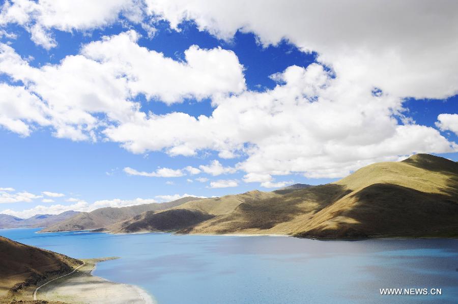 Photo taken on June 16, 2013 shows the scenery of the Yamzhog Yumco Lake in Shannan Prefecture, southwest China's Tibet Autonomous Region. (Xinhua/Liu Kun)