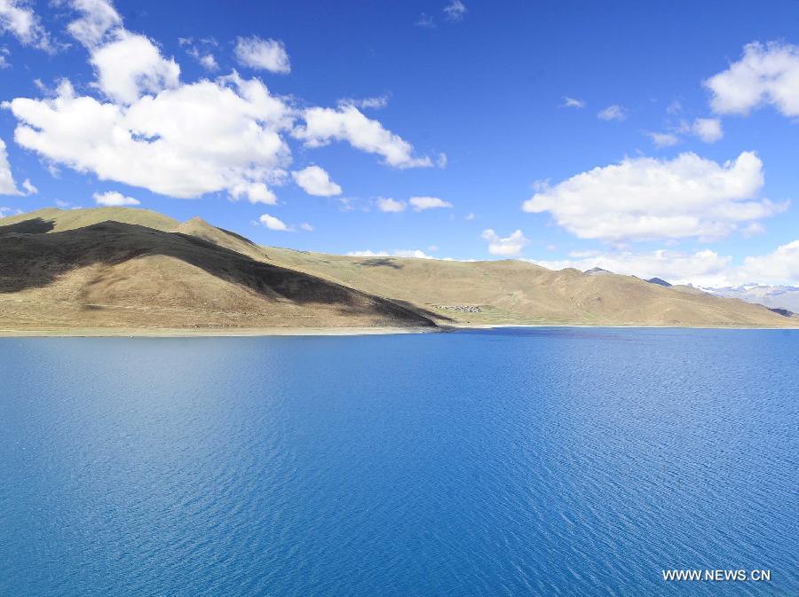 Photo taken on June 16, 2013 shows the scenery of the Yamzhog Yumco Lake in Shannan Prefecture, southwest China's Tibet Autonomous Region. (Xinhua/Liu Kun)