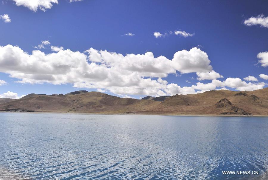 Photo taken on June 16, 2013 shows the scenery of the Yamzhog Yumco Lake in Shannan Prefecture, southwest China's Tibet Autonomous Region. (Xinhua/Liu Kun)