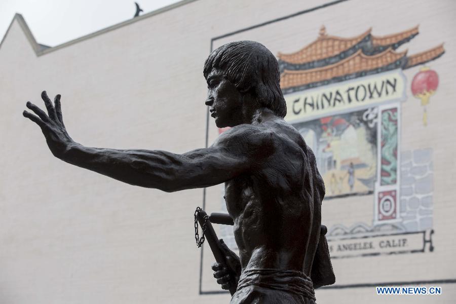 Photo taken on June 16, 2013 shows a 7.6-foot-tall bronze statue of martial arts star Bruce Lee in Los Angeles' Chinatown to mark the neighborhood's 75th anniversary. (Xinhua/Zhao Hanrong) 