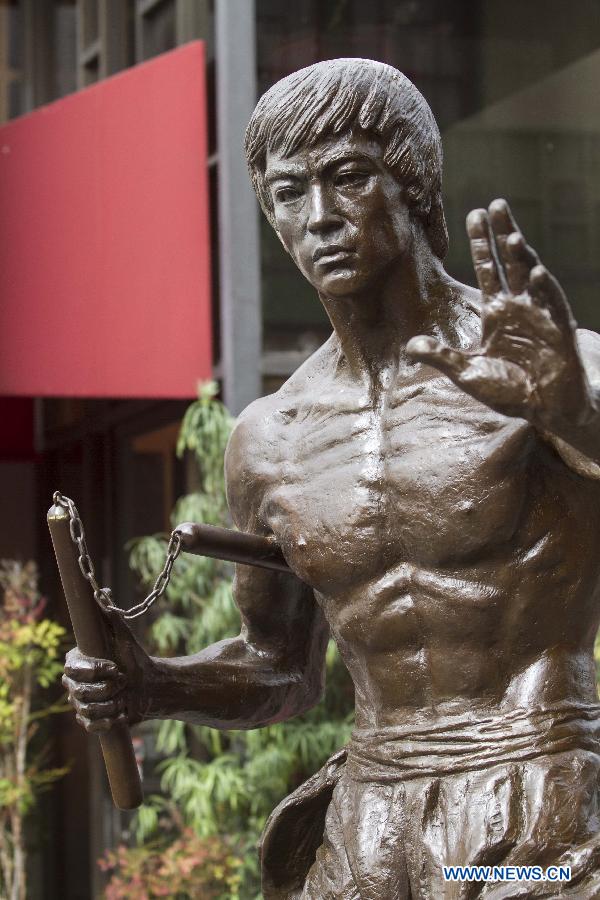 Photo taken on June 16, 2013 shows a 7.6-foot-tall bronze statue of martial arts star Bruce Lee in Los Angeles' Chinatown to mark the neighborhood's 75th anniversary. (Xinhua/Zhao Hanrong) 