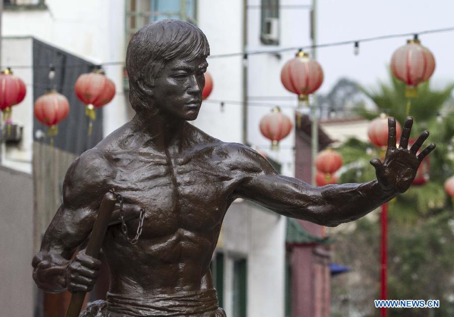 Photo taken on June 16, 2013 shows a 7.6-foot-tall bronze statue of martial arts star Bruce Lee in Los Angeles' Chinatown to mark the neighborhood's 75th anniversary. (Xinhua/Zhao Hanrong) 