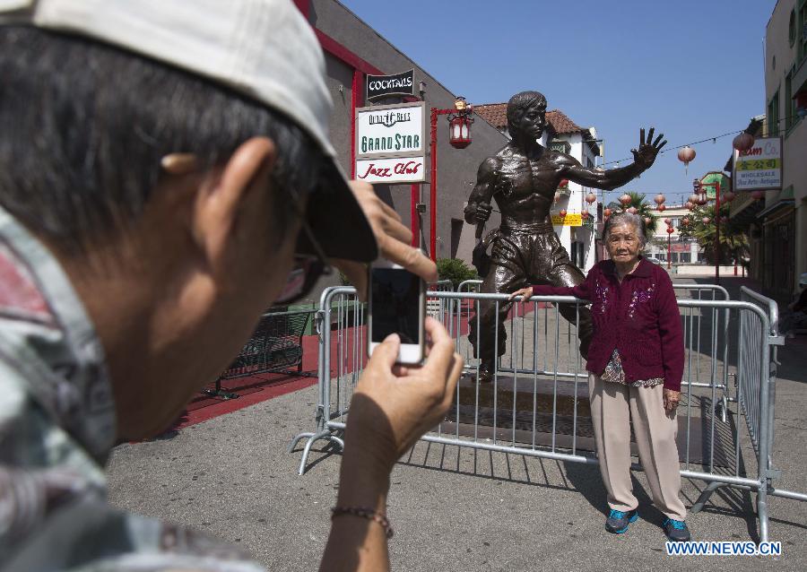 Photo taken on June 16, 2013 shows a 7.6-foot-tall bronze statue of martial arts star Bruce Lee in Los Angeles' Chinatown to mark the neighborhood's 75th anniversary. (Xinhua/Zhao Hanrong) 